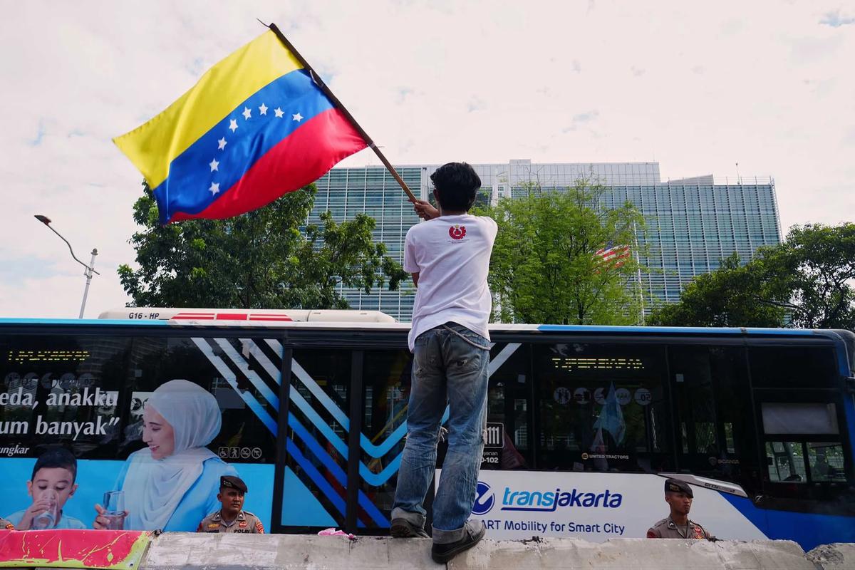 FOTO: Aksi Buruh dan Mahasiswa di Jakarta Protes Penangkapan Presiden Venezuela