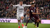 Eden Hazard kembali membela Real Madrid setelah absen karena cedera. Ia tampil dalam laga kontra Celta Vigo di Santiago Bernabeu, Senin (17/2/2020). (AFC/Pierre-Philippe Marcou)