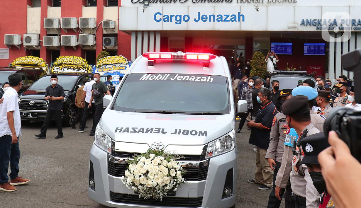 Mobil ambulan yang  membawa jenazah Emmeril Kahn Mumtadz atau Eril di Bandara Soekarno-Hatta, Minggu (12/6/2022). Ridwan Kamil langsung membawa jenazah Eril menuju Bandung Jawa Barat untuk di makamkan. (Liputan6.com/Angga Yuniar)