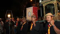 Pada ritual tradisi tersebut para abdi dalem keraton melakukan kirab dengan membawa seribu tumpeng.