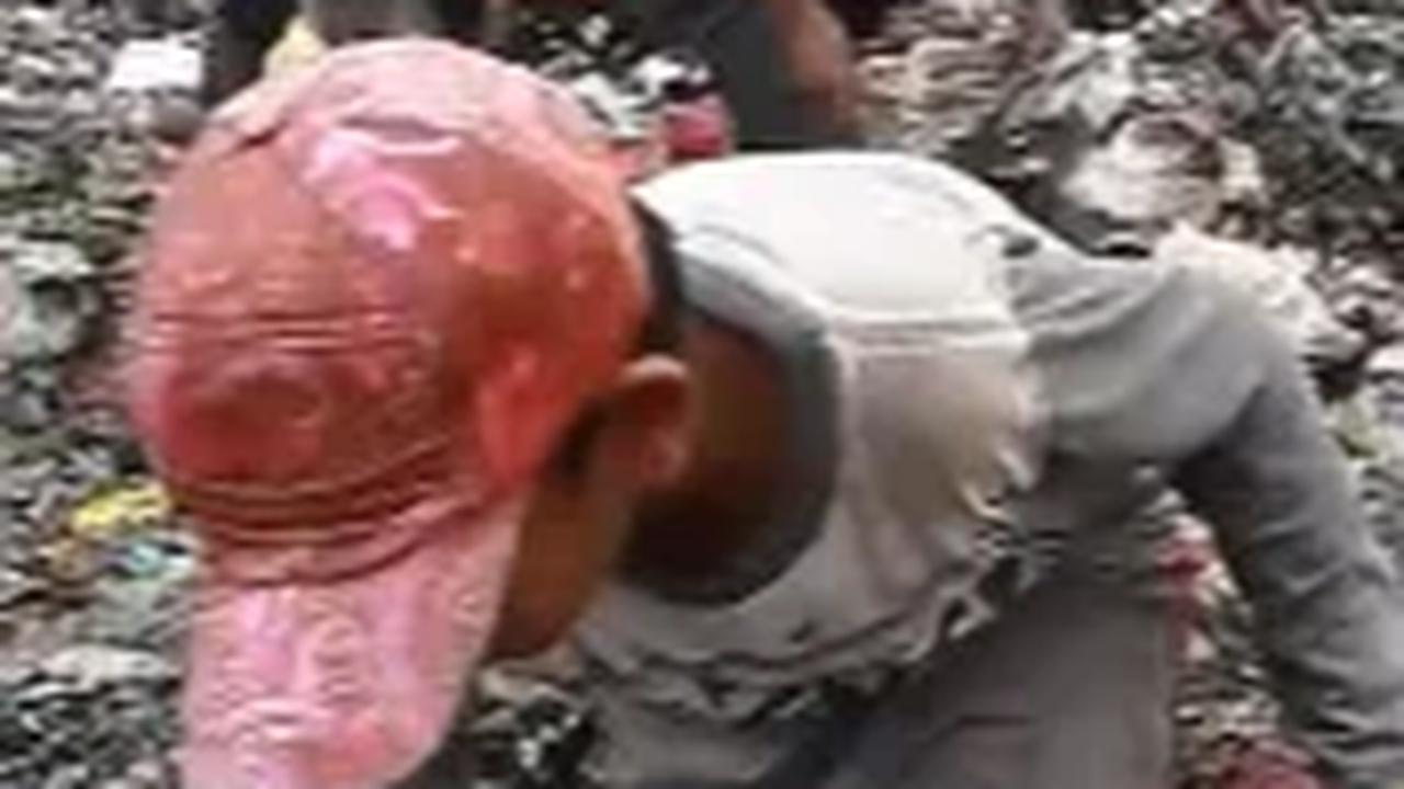 Padahal, diusianya yang baru 8 tahun ini, Aziz seharusnya tengah bercanda tawa dengan teman-temannya di lingkungan yang bersih dan sehat.