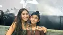 Keduanya tampak sangat menikmati acara tersebut, bahkan mengabadikan momen di area dekat panggung utama.  [@ayutingting92].
