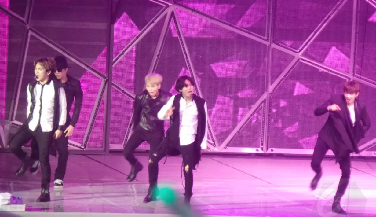 Saat melantunkan lagu enerjik, seperti Lucifer dan Everybody, SHINee berhasil menunjukkan koreografi yang sempurna, Jakarta, Minggu (22/6/14). (Liputan6.com/Desika Pemita)