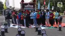Sejumlah buruh menunaikan salat zuhur di sela aksi Hari Buruh Internasional atau May Day di Jakarta, Sabtu (1/5/2021). Sejumlah massa yang tergabung dalam serikat pekerja menggelar unjuk rasa di Hari Buruh ini. (Liputan6.com/Angga Yuniar)