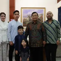 Wali Kota Solo Gibran Rakabuming Raka beserta istri Selvi Ananda dan kedua anaknya, Jan Ethes dan La Lembah Manah menyambangi kediaman Menhan Prabowo Subianto. (Dok: Tim Prabowo)