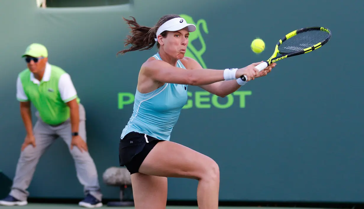 Juara bertahan, Johanna Konta melakukan servis ke arah petenis putri AS, Venus Williams pada babak 16 besar Miami Terbuka di Candon Park, Senin (26/3). Konta harus menyerah 7-7, 1-6 dan 2-6 atas Venus dalam waktu 2 jam 19 menit. (AP Photo/Joe Skipper)
