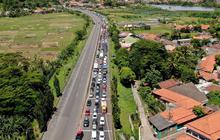 Tol Merak Macet, Pemudik Siapkan Sarung Jadi WC Darurat