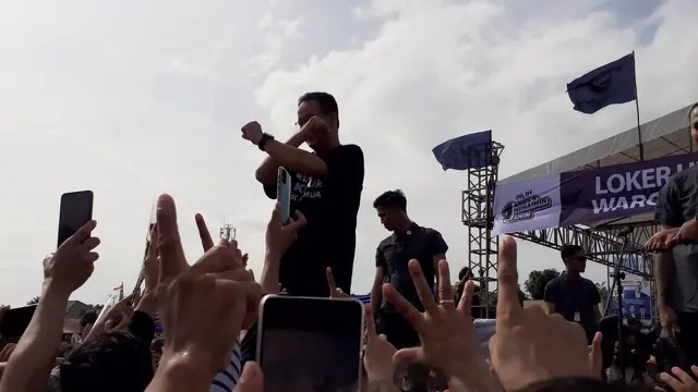 Aksi Calon Presiden (Capres) nomor urut 01 Anies Baswedan saat kampanye akbar perdana di Tangerang, Banten, Minggu (21/1/2024), ada aksi yang ternyata cukup unik.
