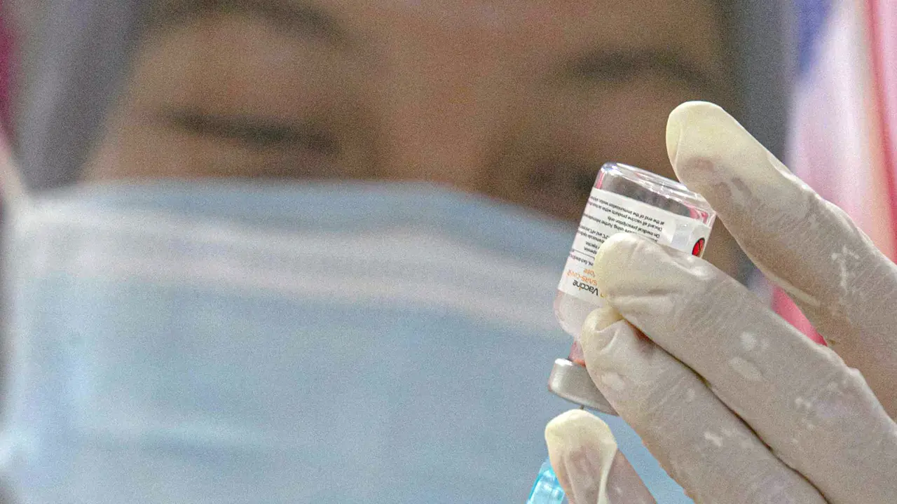FOTO: Guru, Dosen dan Tenaga Pendidik Jalani Vaksinasi COVID-19