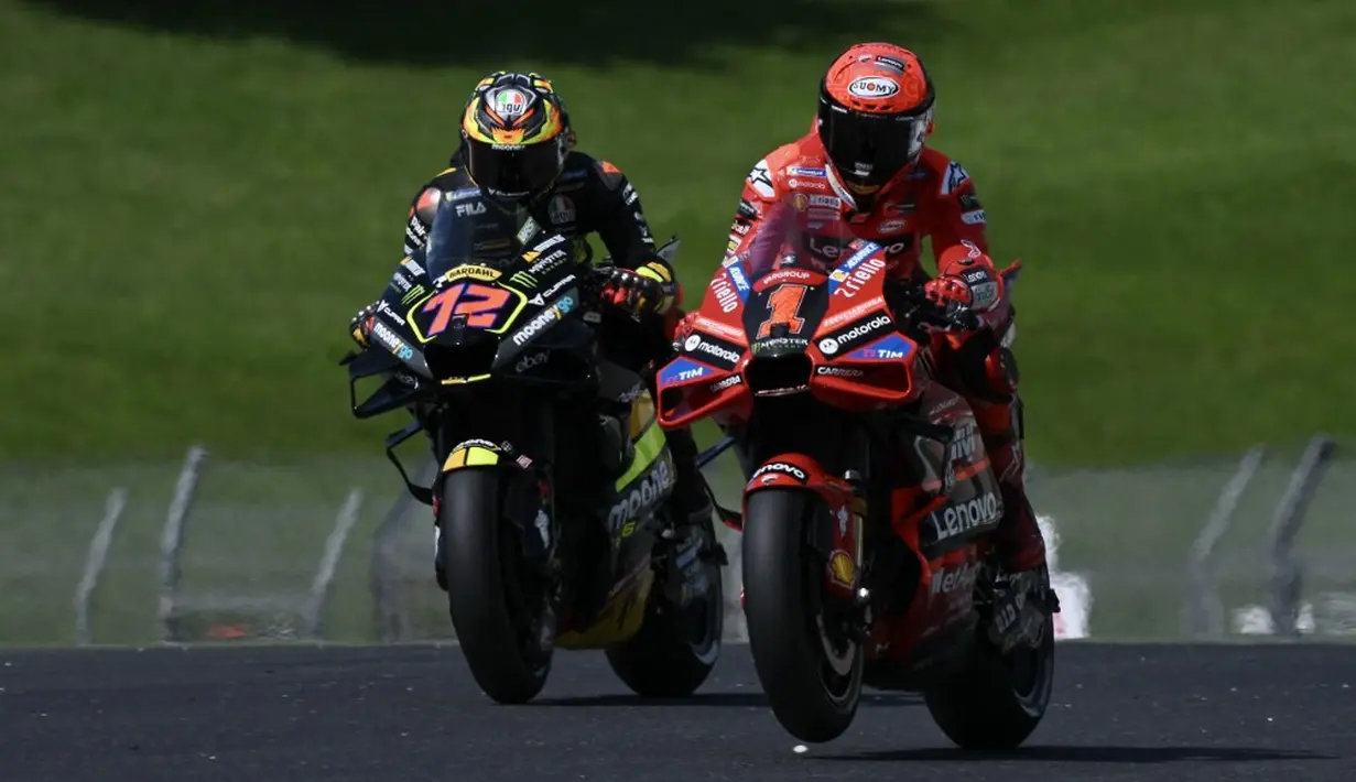 <p>Francesco Bagnaia memulai sesi latihan bebas dengan apik. Dia langsung tancap gas sehingga keluar sebagai yang tercepat pada sesi latihan bebas. (Filippo MONTEFORTE/AFP)</p>