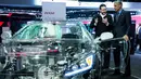 Brian Johnson, dari ZF Friedrichshafen AG, memberikan penjelasan kepada Presiden AS Barack Obama mengenai mobil transparan yang dipamerkan di North American International Auto Show di Detroit, Michigan (20/1). (AFP/BRENDAN SMIALOWSKI)