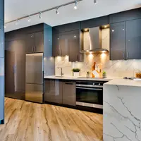 Dapur bersih dan rapi dengan backsplash. (Foto: Unsplash/Sidekix Media)