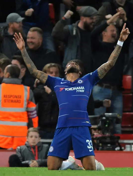 Gelandang Chelsea, Emerson Palmieri usai mencetak gol ke gawang Liverpool pada pertandingan babak ketiga Piala Liga Inggris di stadion Anfield (26/9). Chelsea berhasil mengalahkan Liverpool 2-1. (AP Photo/Rui Vieira)