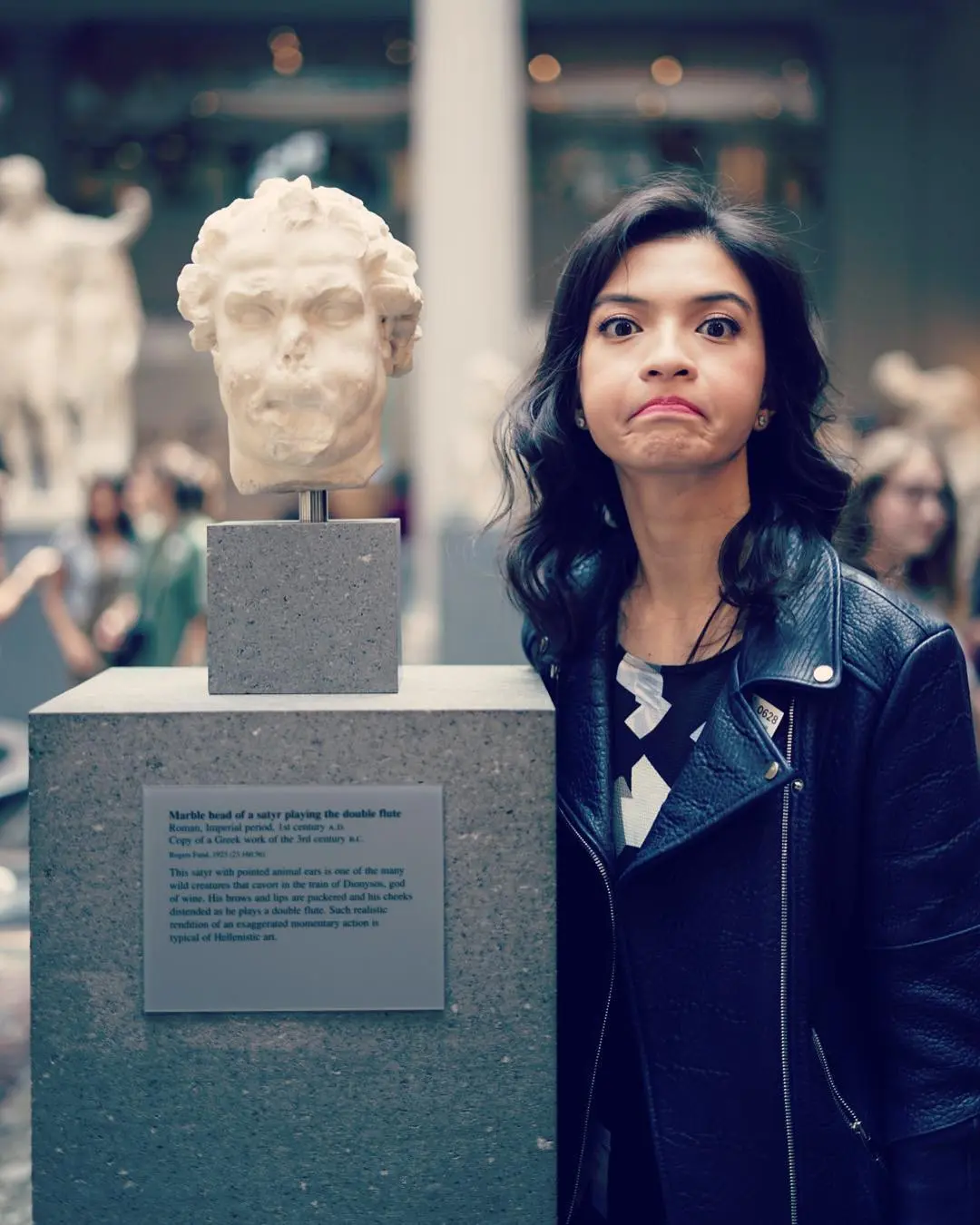 Raline Shah tirukan wajah lucu patung saat berlibur ke Amerika Serikat (Foto: Instagram)