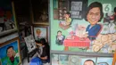 Seorang pelukis sedang menyelesaikan lukisan tokoh-tokoh nasional di Depan Pasar Baru, Jakarta, Kamis (24/12/2020). Di masa-masa awal pandemi para pelukis ini mengaku sepi pesanan, tapi kini mulai banyak pemesanan lukisan mulai tokoh nasional hingga para artis. (merdeka.com/Dwi Narwoko)