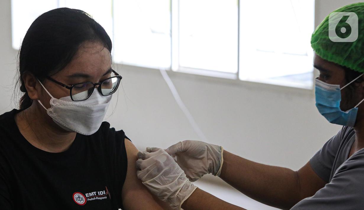 Petugas kesehatan memberikan vaksin booster dosis kedua atau vaksinasi dosis keempat untuk tenaga kesehatan relawan yang bertugas di RSDC, Wisma Atlit, Kemayoran, Jakarta. Rabu (3/8/2022). Pemerintah melalui Kementerian Kesehatan (Kemenkes) mulai melaksanakan pemberian vaksinasi Covid-19 dosis keempat atau booster kedua bagi para tenaga kesehatan (nakes). (Liputan6.com/Faizal Fanani)