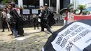 Sejumlah aktivis dari Gema Tapteng berbaris melakukan aksi teatrikal di depan gedung KPK, Jakarta (9/5). Mereka menutut pimpinan KPK untuk mengusut tuntas Bakhtiar Ahmad Sibarani. (Merdeka.com/Dwi Narwoko)