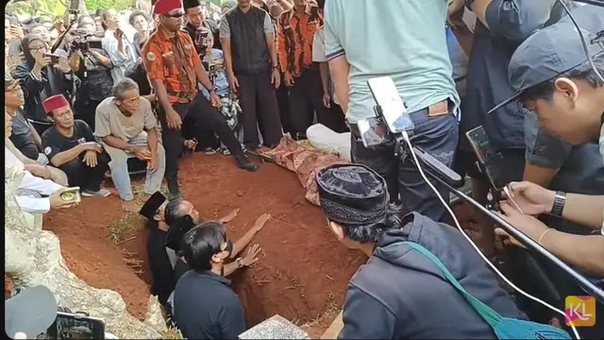 10 Potret Suasana Pemakaman Mpok Alpa, Diiringi Tangis Keluarga dan Sahabat