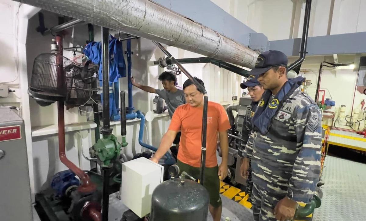 FOTO: KRI Terapang Amankan Kapal Pengangkut Bijih Nikel