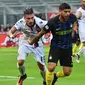 Gelandang Inter Milan, Ever Banega, berusaha melewati bek Cagliari, Fabio Pisacane, pada laga Serie A di Stadion San Siro, Milan, Minggu (16/20/2016). Inter Milan kalah 1-2 dari Cagliari. (AFP/Giuseppe Cacace)