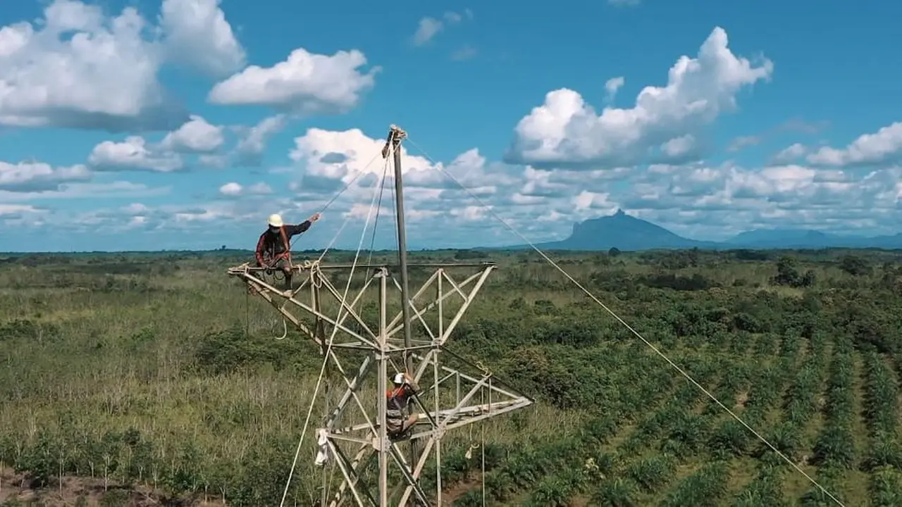 PT PLN (Persero) memulai pembangunan Saluran Udara Tegangan Tinggi (SUTT) 150 kV Tayan - Sandai sepanjang 165 kilometer. (Dok PLN)
