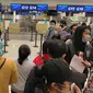 Sejumlah Warga Negara Indonesia (WNI) yang akan dievakuasi tiba di Bandara Internasional Tianhe, Wuhan, Hubei, China, Sabtu, (1/2/2020). Sebanyak 245 WNI di Wuhan, China, direncanakan tiba di Bandara Hang Nadim, Batam, pagi ini, Minggu (2/2/2020). (foto:Duta Besar RI di Beijing)