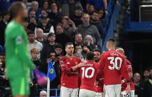 Skuad Manchester United merayakan golnya ke gawang Chelsea di pekan ke-33 Liga Inggris 2025/2026 di Stamford Bridge, Minggu (19/04/2026) dini hari WIB. (AP Photo/Kirsty Wigglesworth)
