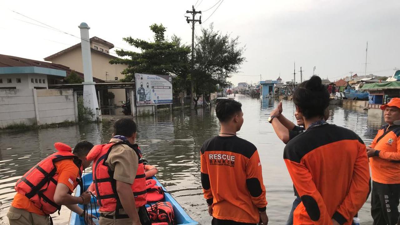 Ilustrasi foto petugas siapkan perahu untuk evakuasi para pekerja yang terjebak banjir