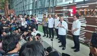 Menteri Perdagangan (Mendag) Zulkifli Hasan melakukan kunjungan ke area Bea dan Cukai Bandara Soekarno Hatta terkait implementasi Peraturan Menteri Perdagangan Nomor 7 Tahun 2024. (Pramita/Liputan6.com)