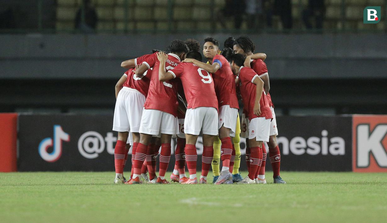Para pemain Timnas Indonesia U-19 bersiap menjelang kick-off dalam laga penyisihan Grup A Piala AFF U-19 2022 antara Indonesia menghadapi Brunei Darussalam di Stadion Patriot Candrabhaga, Bekasi, Senin (4/7/2022). (Bola.com/M. Iqbal Ichsan)