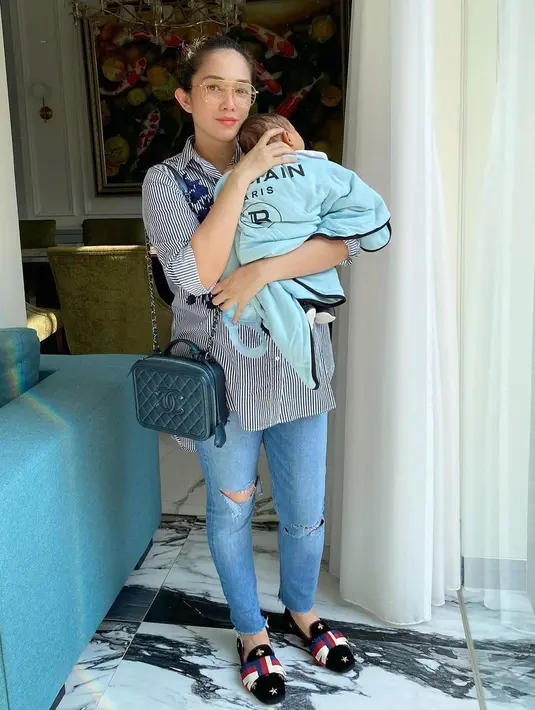 "Kalau aku sih kebalikannya. Kalau dia sudah mulai makannya sedikit, belum makan, segala macam, aku yang rewel. Karena prioritasnya lagi ke sini dulu nih (ASI). Aku sih enggak pernah masalahin ukuran badan kamu," terang Andhika Pratama. (Instagram/ussypratama)