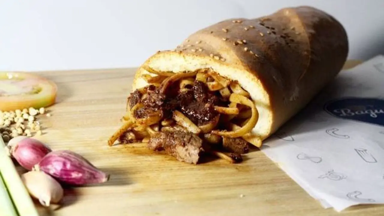 Menikmati Sepotong Roti dengan Isi Pasta, Mau Coba?