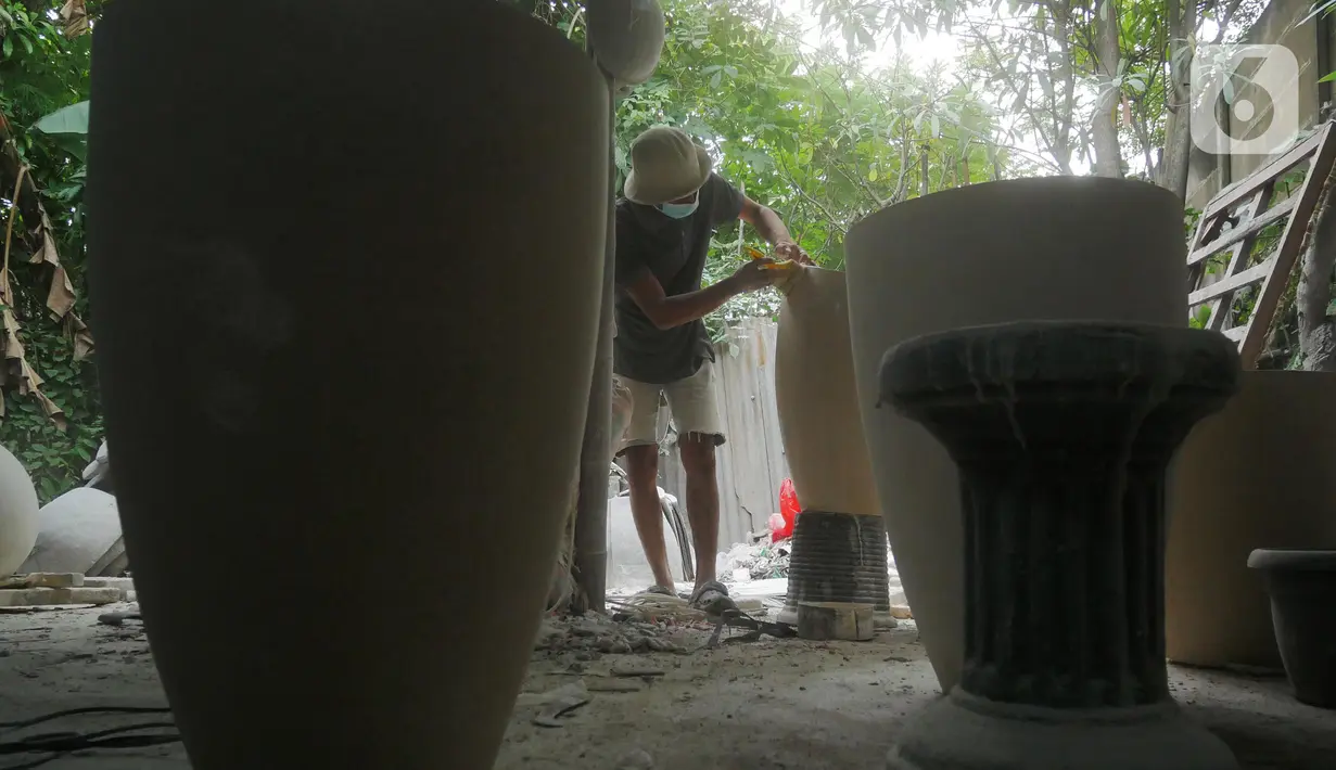 Perajin menyelesaikan pembuatan pot tanaman hias di Pondok Aren, Tangerang, Banten, Minggu (1/8/2021). Akumindo menilai perpanjangan PPKM akan membuat pelaku UMKM semakin tertekan dan diperkirakan mengalami penurunan omzet sebesar 70 hingga 80 persen. (Liputan6.com/Angga Yuniar)