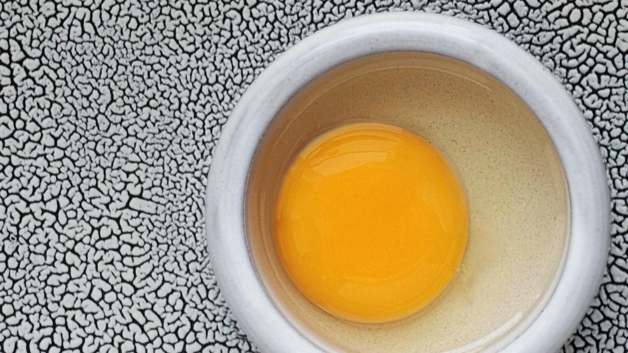Teknik Memisahkan Kuning Telur Tanpa Ribet Menggunakan Bumbu Dapur