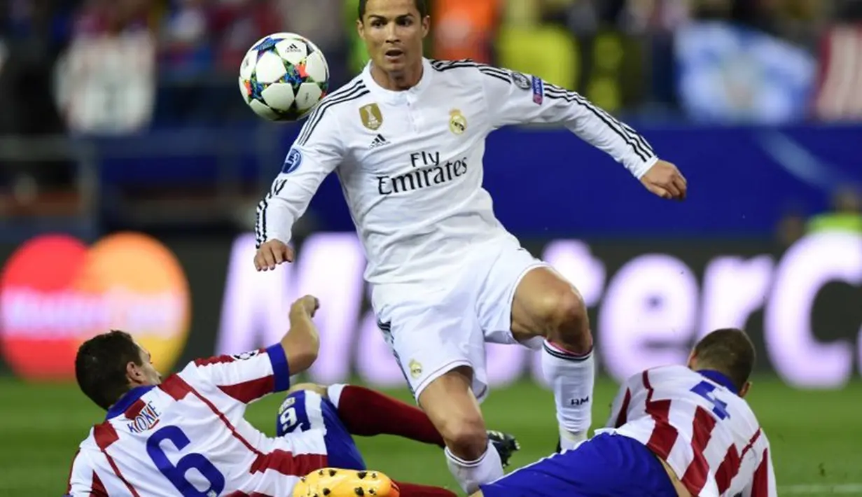 Ronaldo beberapa kali memperoleh peluang untuk mencetak gol. Tapi usaha CR7 selalu kandas di kaki pemain belakang Atletico dan kiper Jan Oblak. (AFP PHOTO/JAVIER SORIANO)
