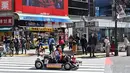 Seorang pria mengendarai go-kart di distrik Shibuya, Tokyo pada 20 Maret 2019. Persimpangan jalan ini menjadi salah satu persimpangan terbesar dan tersibuk di dunia. (Photo by CHARLY TRIBALLEAU / AFP)