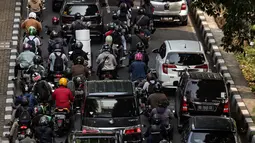 Kendaraan berjalan tersendat saat jam berangkat kerja di sejumlah jalanan Jakarta, Rabu (27/7/2022) pagi. Direktur Lalu Lintas Polda Metro Jaya Kombes Latif Usman berpendapat waktu keberangkatan pekerja menurutnya mesti diatur agar tidak menumpuk pada jam yang sama. (Liputan6.com/Faizal Fanani)