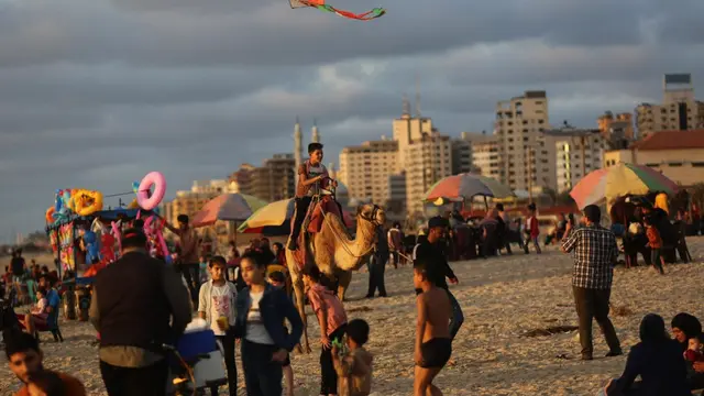 Potret suasana di pantai Gaza City saat petang pada 17 Juli 2022