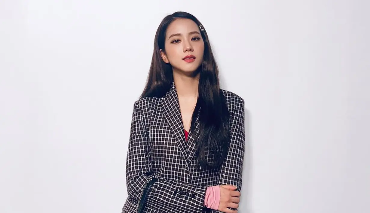 Jisoo Blackpink styling rok mini (Instagram @sooyaaa__)