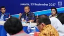 Ketua Umum Partai Demokrat Susilo Bambang Yudhoyono (tengah) memberi kata pembuka saat pertemuan dengan Wakil Ketua KPK, Basaria Panjaitan (kanan) di DPP Partai Demokrat, Jakarta, Rabu (13/9). (Liputan6.com/Helmi Fithriansyah)