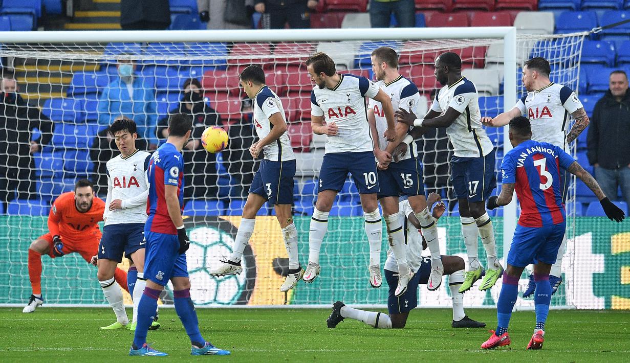 Bek Crystal Palace, Patrick van Aanholt (kanan), mengambil tendangan bebas dalam laga lanjutan Liga Inggris 2020/21 pekan ke-12 melawan Tottenham Hotspur di Selhurst Park Stadium, Minggu (13/12/2020). Palace bermain imbang 1-1 dengan Tottenham. (AFP/Glyn Kirk/Pool)