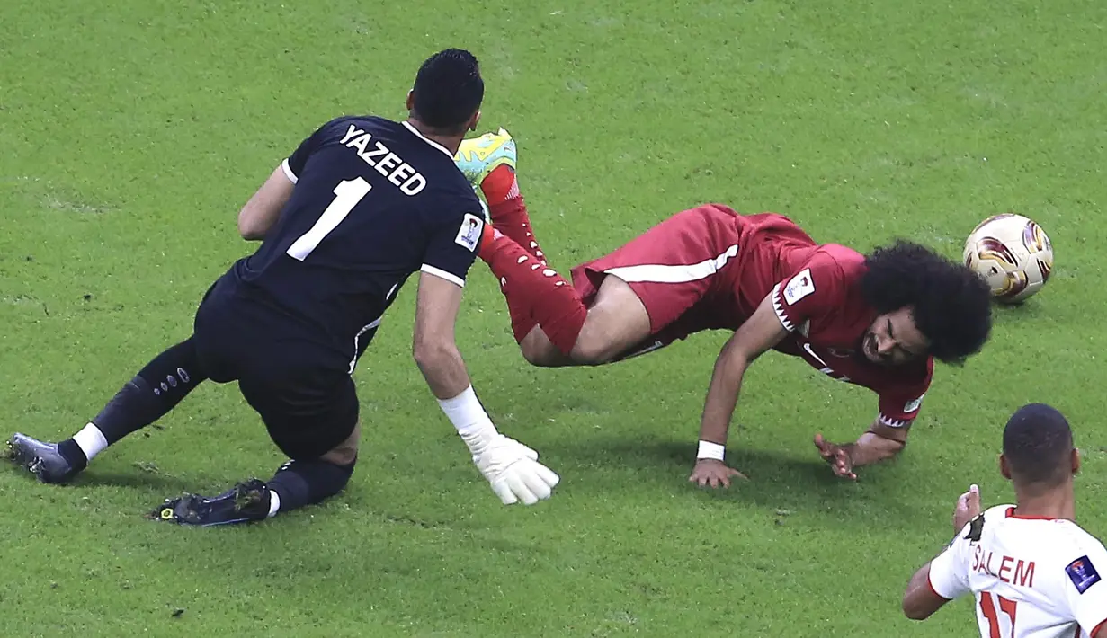 Pemain Qatar, Akram Afif terjatuh saat berebut bola dengan kiper Yordania, Yazeed Abulaila, pada laga final Piala Asia 2023 di Stadion Lusail, Sabtu (10/2/2024). Akram Afif memborong tiga gol kemenangan Qatar, seluruhnya diciptakan lewat eksekusi penalti. (AP Photo/Hussein Sayed)
