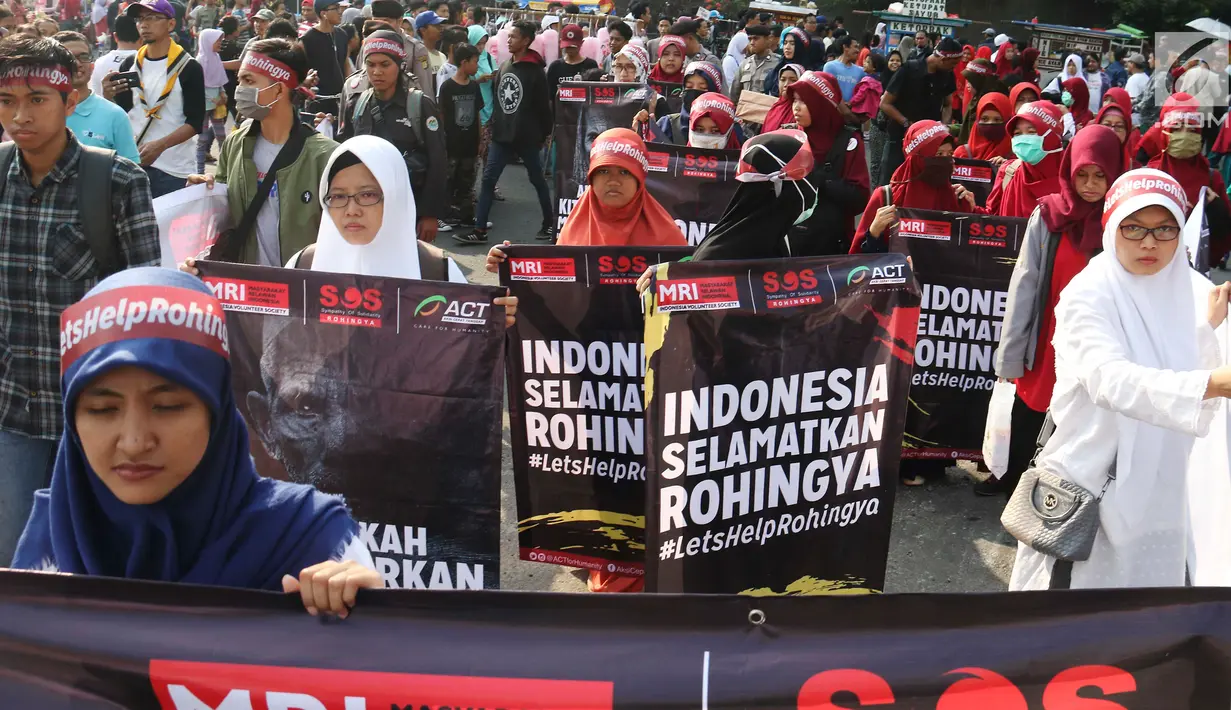 Masyarakat Relawan Indonesia melakukan aksi damai Solidaritas untuk muslim rohingya di Bundaran HI, Jakarta, Minggu (3/9). Aksi tersebut mengecam kekerasan yang terjadi pada muslim Rohingya yang di lakukan militer Myanmar. (Liputan6.com/Angga Yuniar)