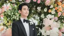 Baek Hyeon Woo tampil menawan dengan tuksedo berpotongan rapi. Senyumnya terpancar seolah menggambarkan suasana hatinya yang penuh bunga. (Foto: Instagram/ tvn_drama)