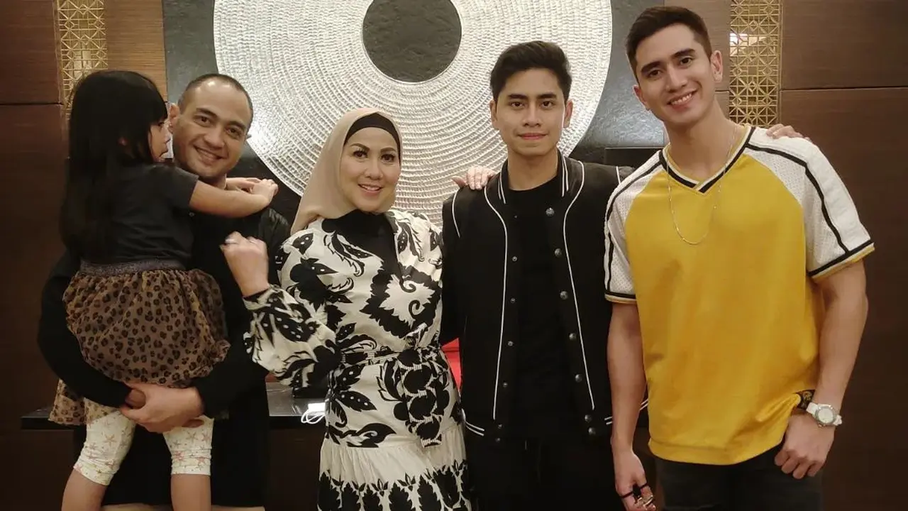7 Momen Kompak Venna Melinda dan Ferry Irawan Buka Bersama dengan Anak-Anak
