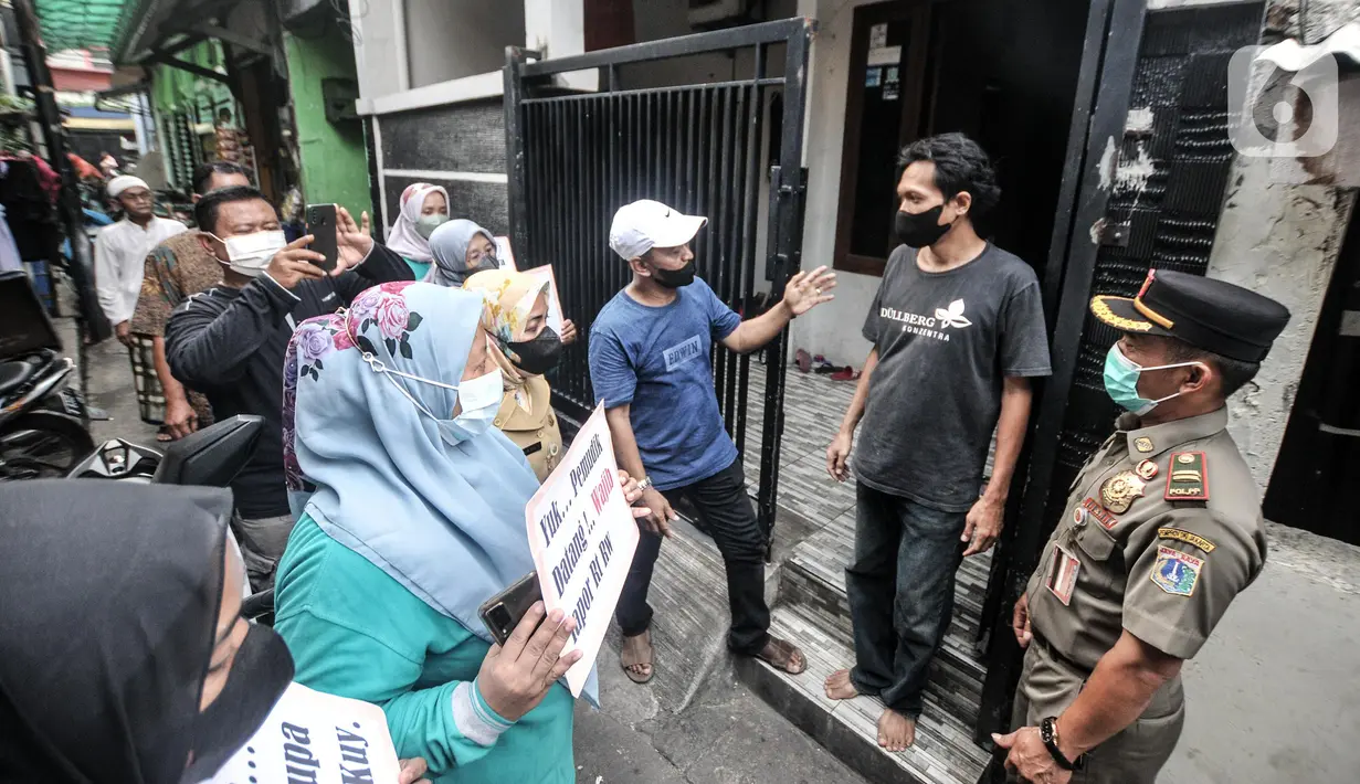 <p>Petugas Satpol PP bersama Ibu Pembinaan Kesejahteraan Keluarga (PKK) mendata warga saat Operasi Yustisi di RW 01 Kelurahan Sunter Agung, Tanjung Priok, Jakarta Utara, Selasa (10/5/2022). Operasi Yustisi tersebut bertujuan mendata pendatang baru pasca Lebaran sekaligus mengimbau masyarakat untuk melengkapi dosis vaksin guna mencegah penyebaran klaster mudik. (merdeka.com/Iqbal S. Nugroho)</p>