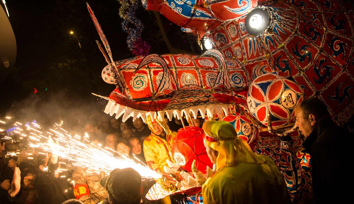 FOTO: Tarian Naga Meriahkan Festival Lentera di China - Lifestyle Liputan6.com