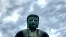 The Great Buddha atau yang biasa disebut Kamakura Daibutsu di kuil Kotoku-in di Kamakura, Prefektur Kanagawa, Jepang pada Sabtu (20/6/2020). Patung Buddha dari perunggu yang menjulang dengan tinggi 13,35 meter ini didirikan tahun 1252. (Behrouz MEHRI/AFP)