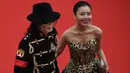 Seorang pria berpenampilan Michael Jackson didampingi wanita cantik menghadiri pemutaran film Solo: A Star Wars Story di Festival Film Cannes, Prancis, Selasa (15/5). Belum diketahui dengan pasti siapa pria tersebut. (AFP/Antonin THUILLIER)