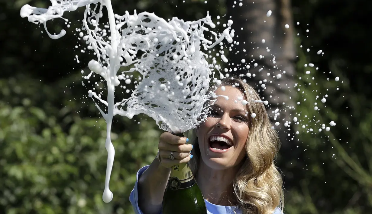 Selain trofi Caroline Wozniacki juga menerima hadiah uang sebesar empat juta dolar Australia, jumlah tersebut sama dengan yang diterima Roger Federer. (AP/Dita Alangkara)